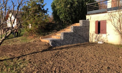 Réalisation d'un escalier et d'un mur en gazon à Chapeiry 
